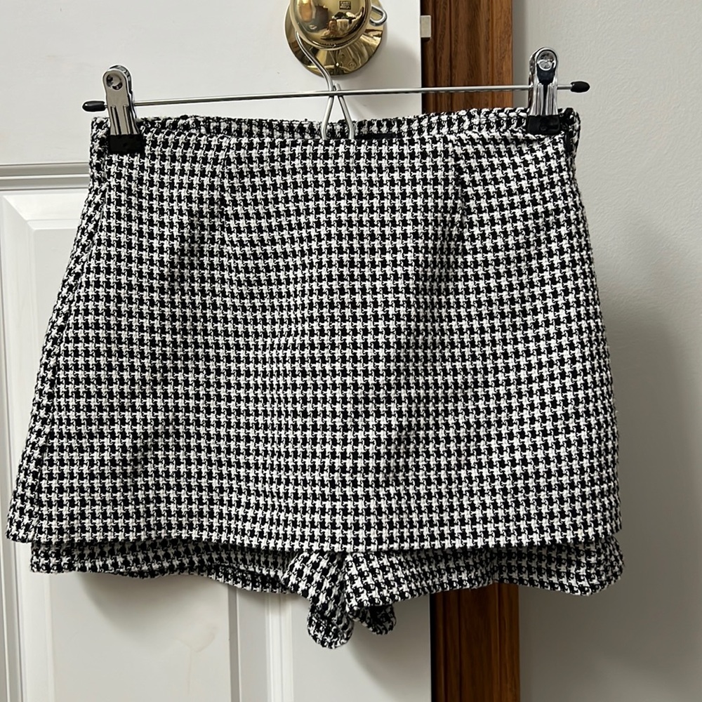 zara black and white houndstooth skort